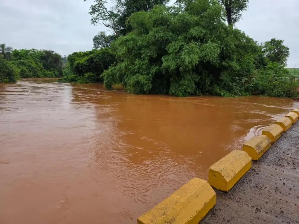 Ponte entre Mercedes e Nova Santa Rosa é interditada após chuvas intensas