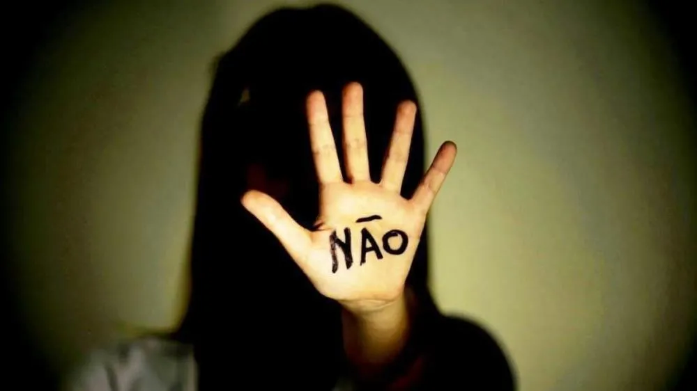 Mulher foge pela janela para não ser enforcada pelo companheiro